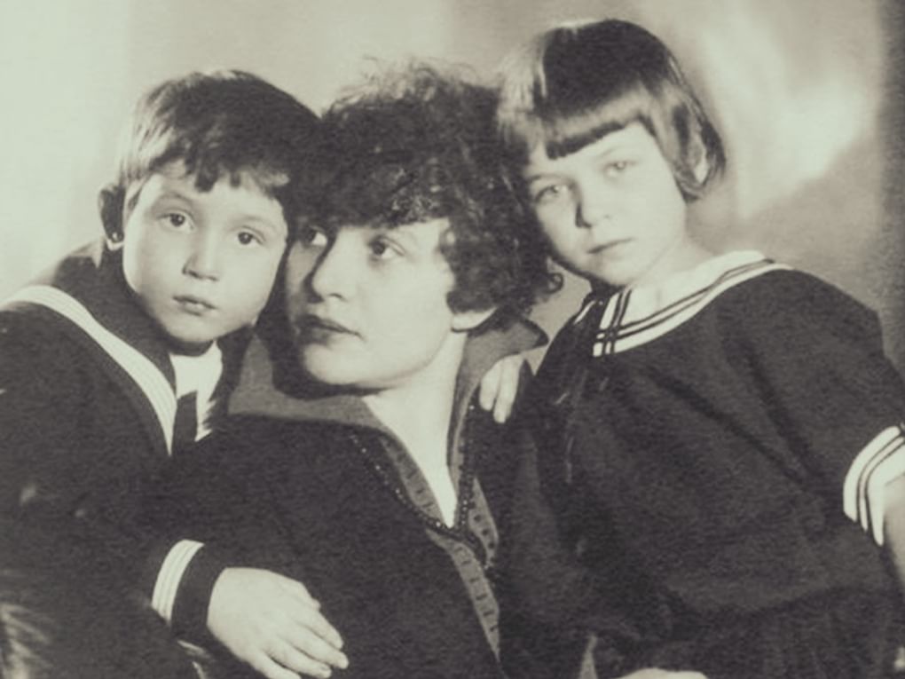 Зинаида Райх с детьми — Константином и Татьяной Есениными. Фотография: fotoload.ru