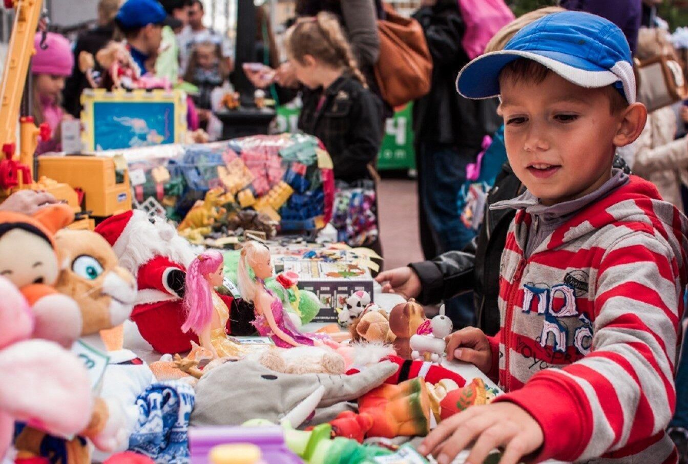 Фото с ярмарок игрушек