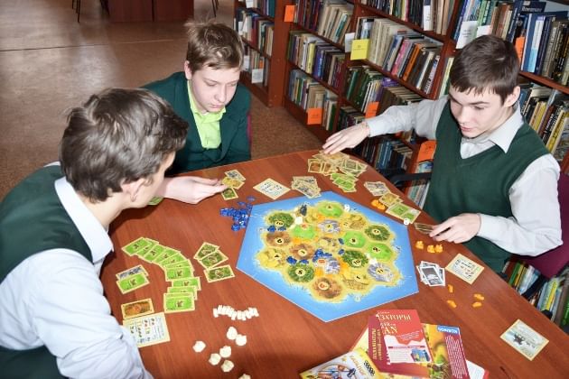 Игры 5 народов. Турнир настольных игр в библиотеке. Соревнования по настольным играм в библиотеки. Участники большой игры. Игру большую