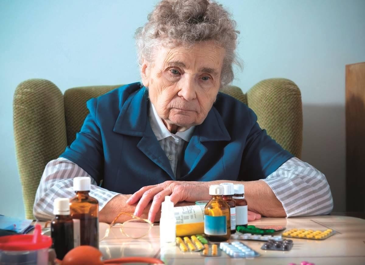 Стресс после 50. Деменция Альцгеймера. Бабушка с таблетками. Пожилые люди и лекарства. Пожилые люди.