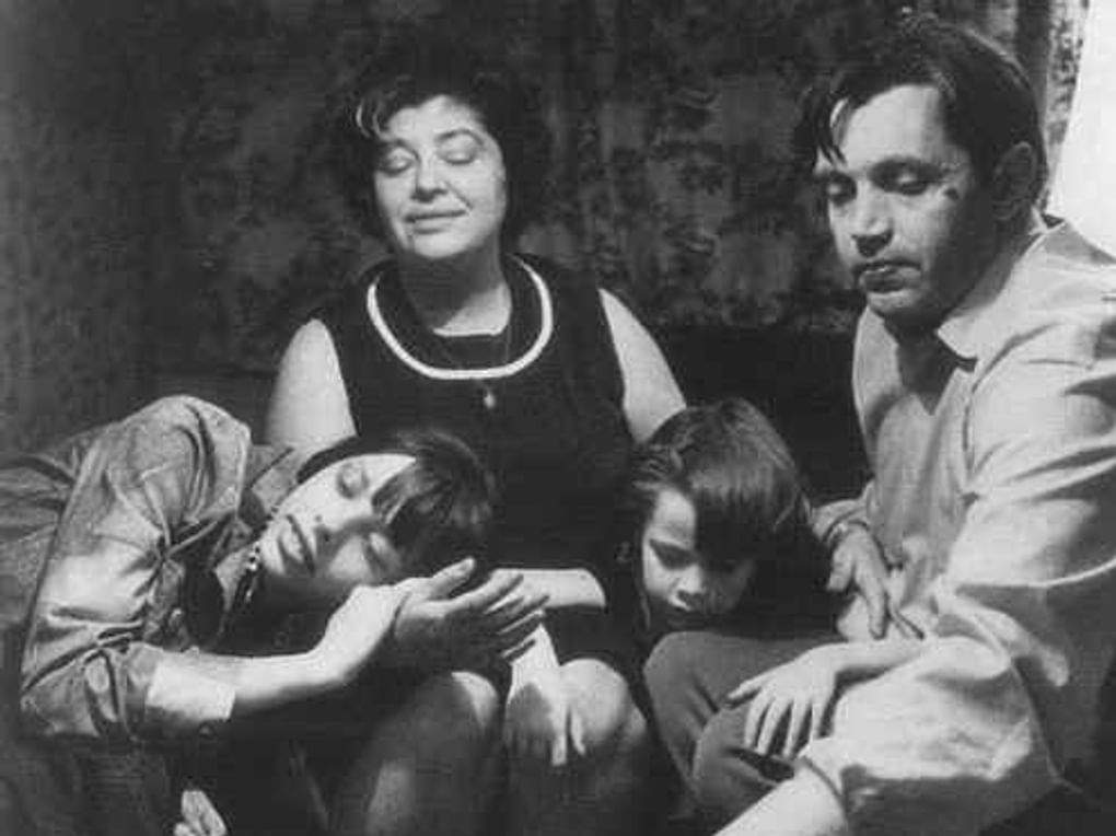 Роберт Рождественский в кругу семьи. 1970-е. Иллюстрация к книге Василия Аксенова «Таинственная страсть». Издательство: ИП Бирюкова О.А., 2015
