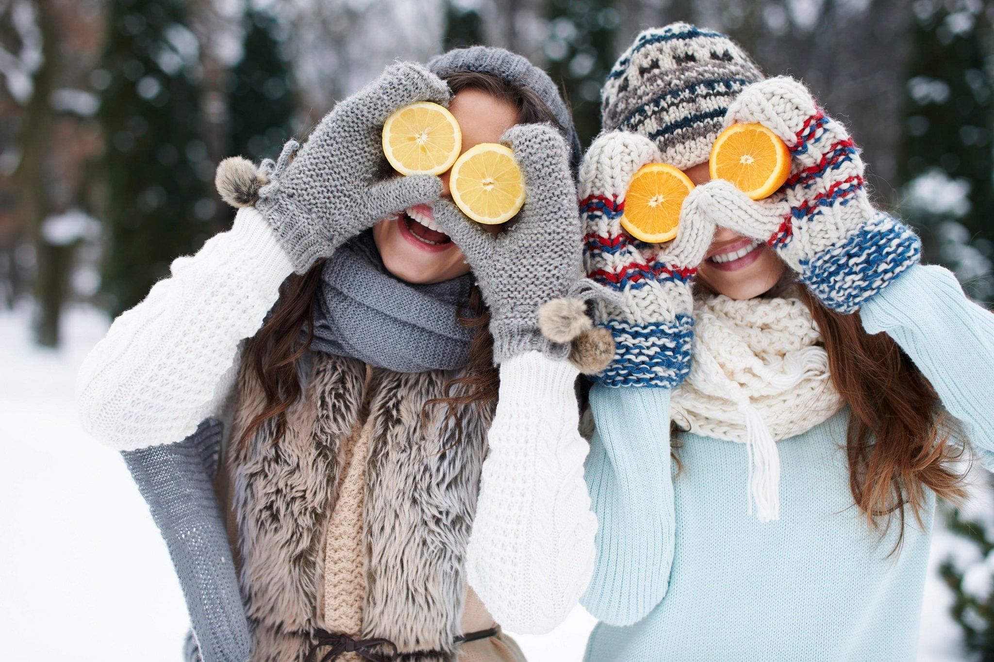 Некоторые люди любят пить зимой витамины. Зимние радости. Зимнее настроение. Здоровье зимой. Радость зимой.