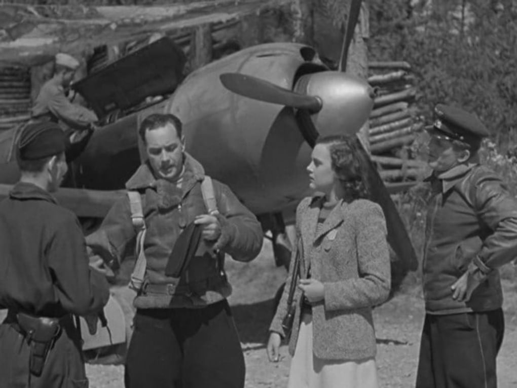 Кадр из художественного фильма Семена Тимошенко «Небесный тихоход» (1945)