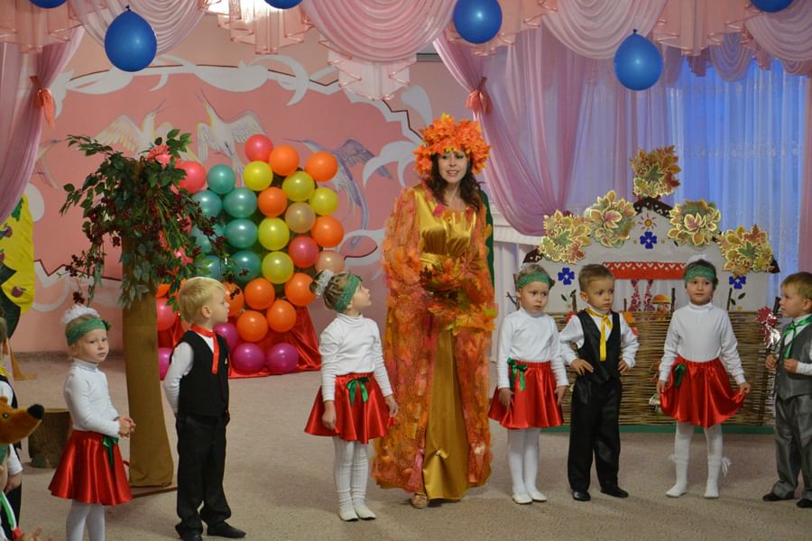 Утренник в детском саду осень. Праздник осени в детском саду. Осенние праздники в детском саду. Осенний утренник в садике.