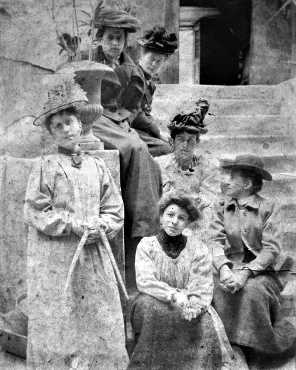 Анна Гoлубкина (сидит за вазой на перилах) с группой художников, Париж. 1895. Фотография: <a href="https://commons.wikimedia.org/w/index.php?curid=46491607" target="_blank" rel="noopener">commons.wikimedia</a> / Public Domain