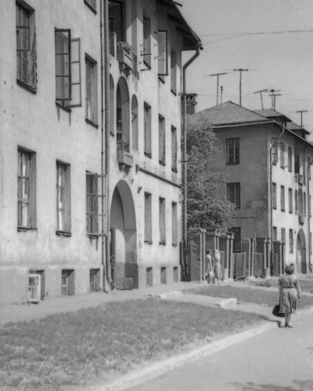 Жилые дома на Русаковской улице. Москва. 1925. Архитекторы: Борис Иофан и Дмитрий Иофан. Фотография: Ю.В. Лелюхин / pastvu.com