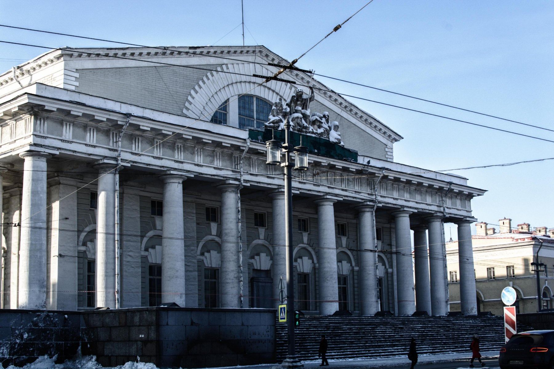 Петербургская биржа. Здание биржи в Санкт-Петербурге. Санкт Петербургская биржа здание. Ансамбль биржи на стрелке Васильевского острова Архитектор. Здание Петербургской биржи.