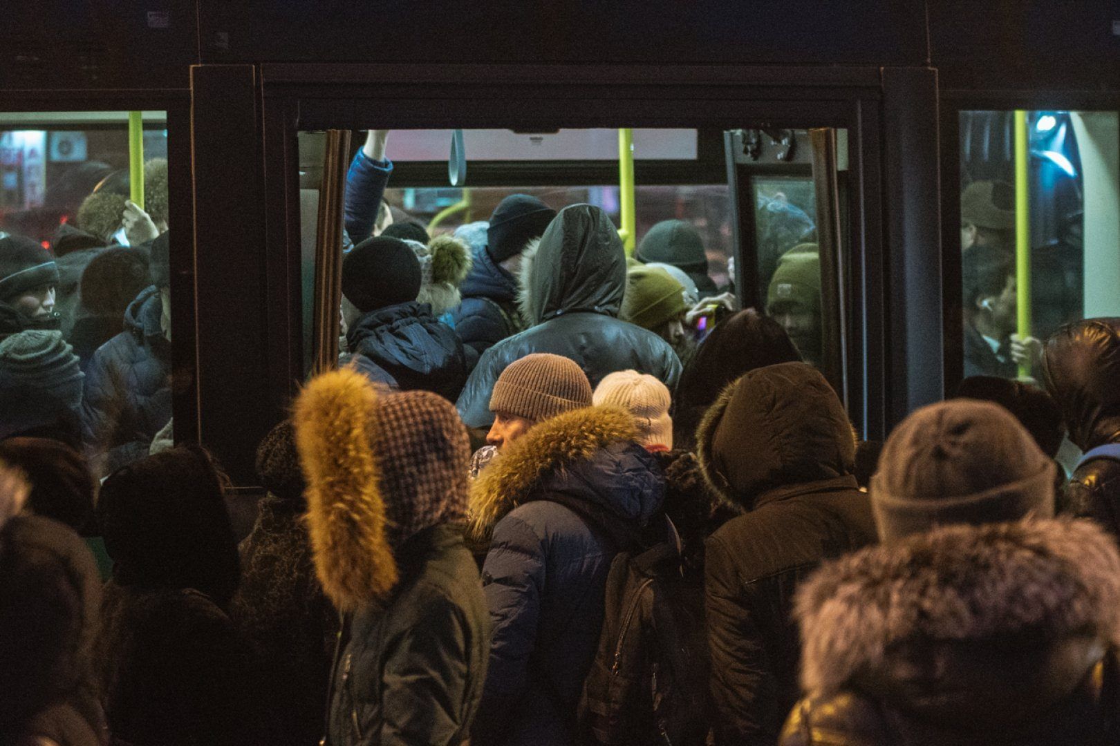 М автобус в час. Много людей в автобусе. Общественный транспорт толпа. Толпа на остановке. Толпа в автобусе.