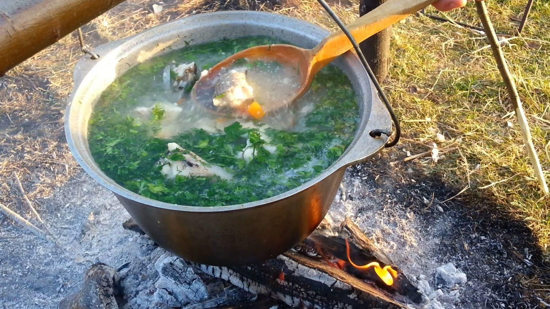 Можно ли уху. Фестиваль Эртильская уха. Уха из форели в казане на костре. Уха Царская в казане на костре. Уха в котелке.