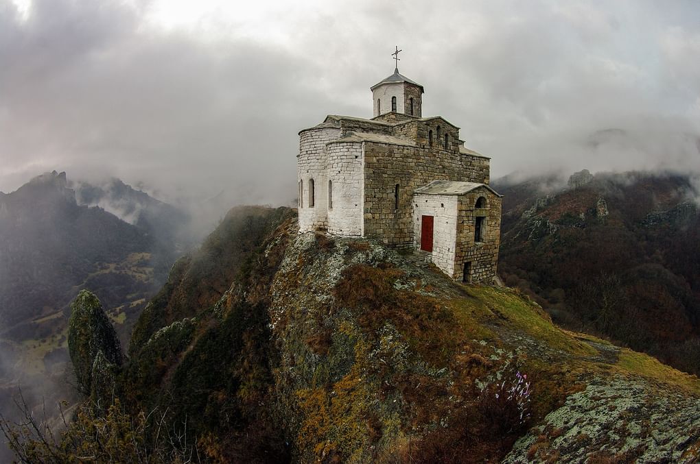 Шоанинский древнехристианский храм, Карачаево-Черкесская Республика. Фотография: Arsen Alaberdov / <a href="https://commons.wikimedia.org/w/index.php?curid=109596827" target="_blank" rel="noopener">commons.wikimedia</a> / <a href="https://creativecommons.org/licenses/by-sa/4.0" target="_blank" rel="noopener">CC BY-SA 4.0</a>