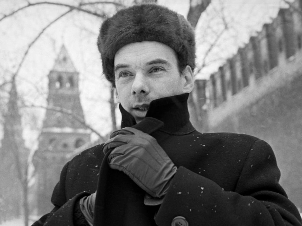 Алексей Баталов во время прогулки на Кремлевской набережной. Москва, 1964 год. Фотография: Валентин Мастюков / ТАСС