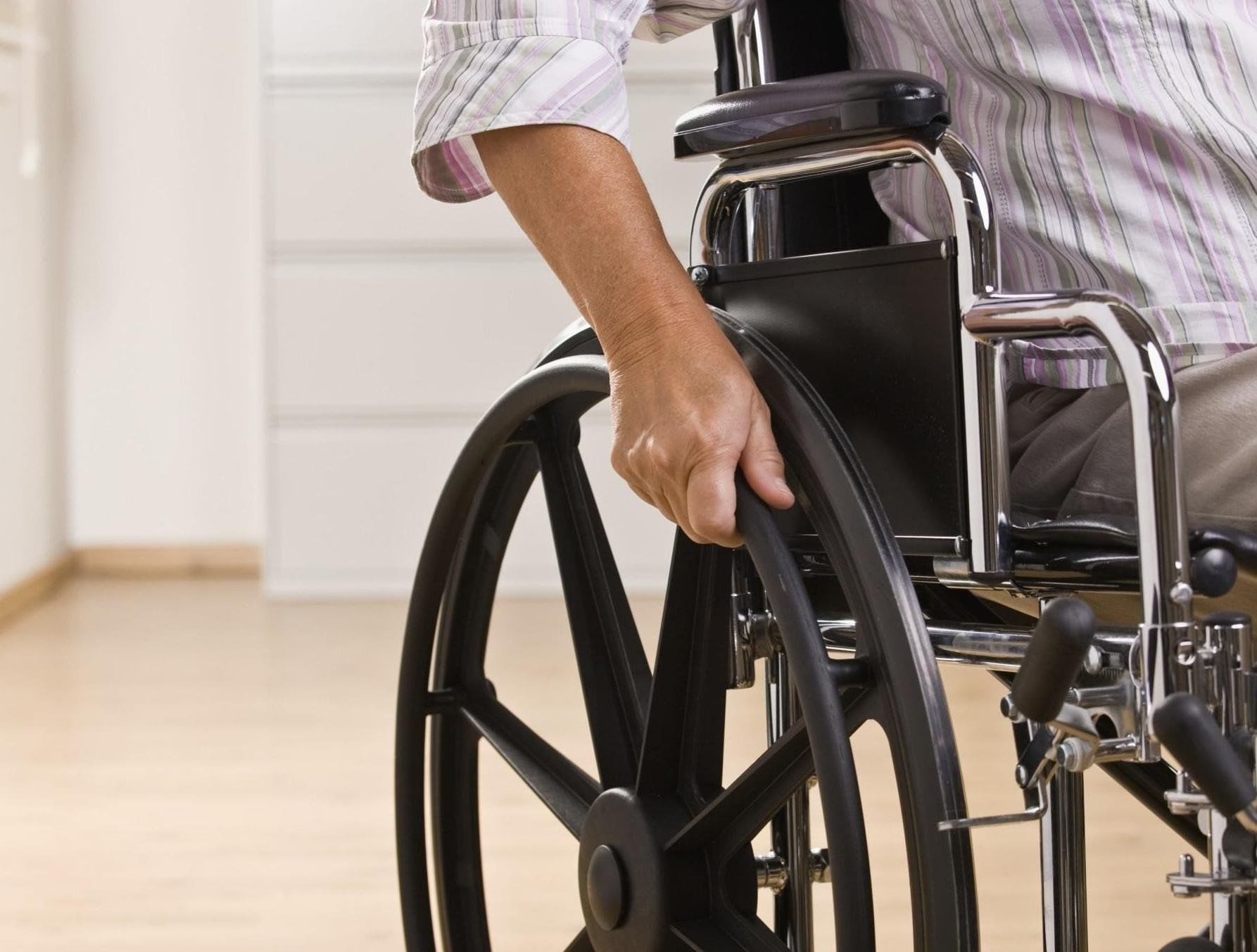 Должник инвалид. Средства реабилитации для инвалидов. Комплексной реабилитации и абилитации инвалидов. Технические средства реабилитации для инвалидов. Человек в инвалидной коляске.