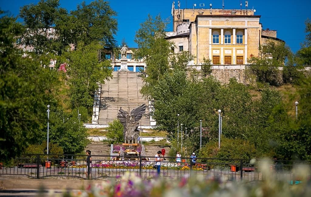 Лврз улан удэ. Дворец ЛВРЗ Улан-Удэ. Дворец культуры Улан Удэ. Памятник Ленину у ДК ЛВРЗ В Улан-Удэ. Улан-Удэ ЛВРЗ СССР дворец культуры.