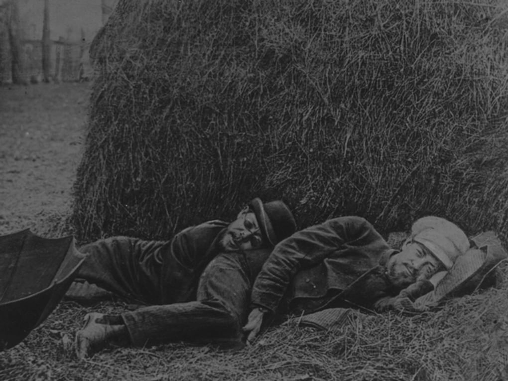 Антон Чехов (справа) и Александр Чехов лежат у стога сена. Середина 1890-х годов. Фотография: Таганрогский государственный литературный и историко-архитектурный музей-заповедник, Таганрог, Ростовская область