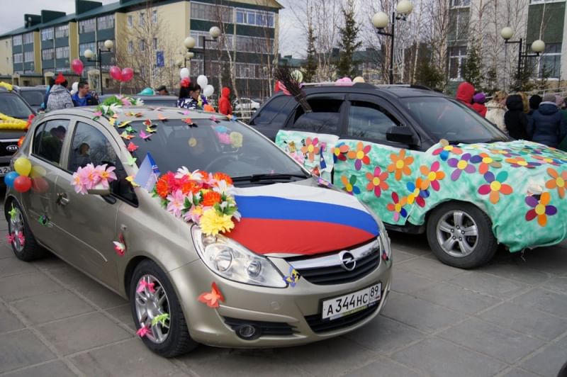 Маи машин. Украшение машины на день города. Украсить машину на конкурс. Украшение машин на 1 мая. Оригинальные украшения авто на 9 мая.