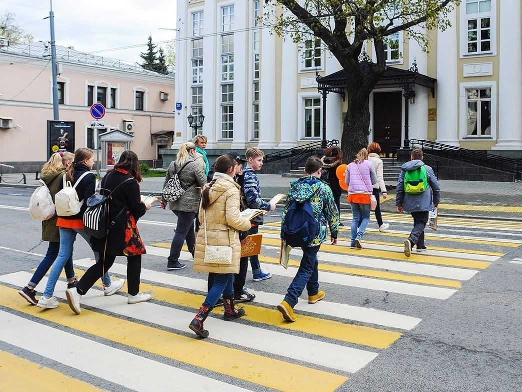 Пешеход на пешеходном переходе