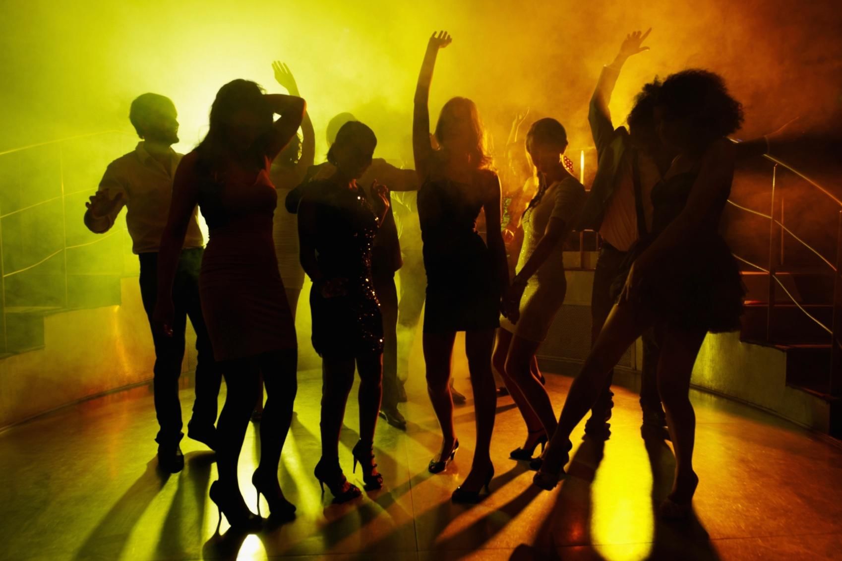 Люди танцуют в клубе