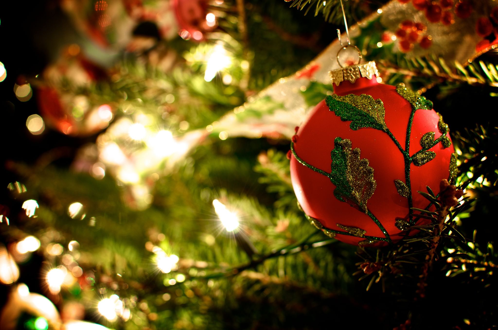 Новогодний рабочий стол. Новогодние шары на елке. Новогодний шар "у ёлки". Новогодние обои. Новогодняя елка с шарами.