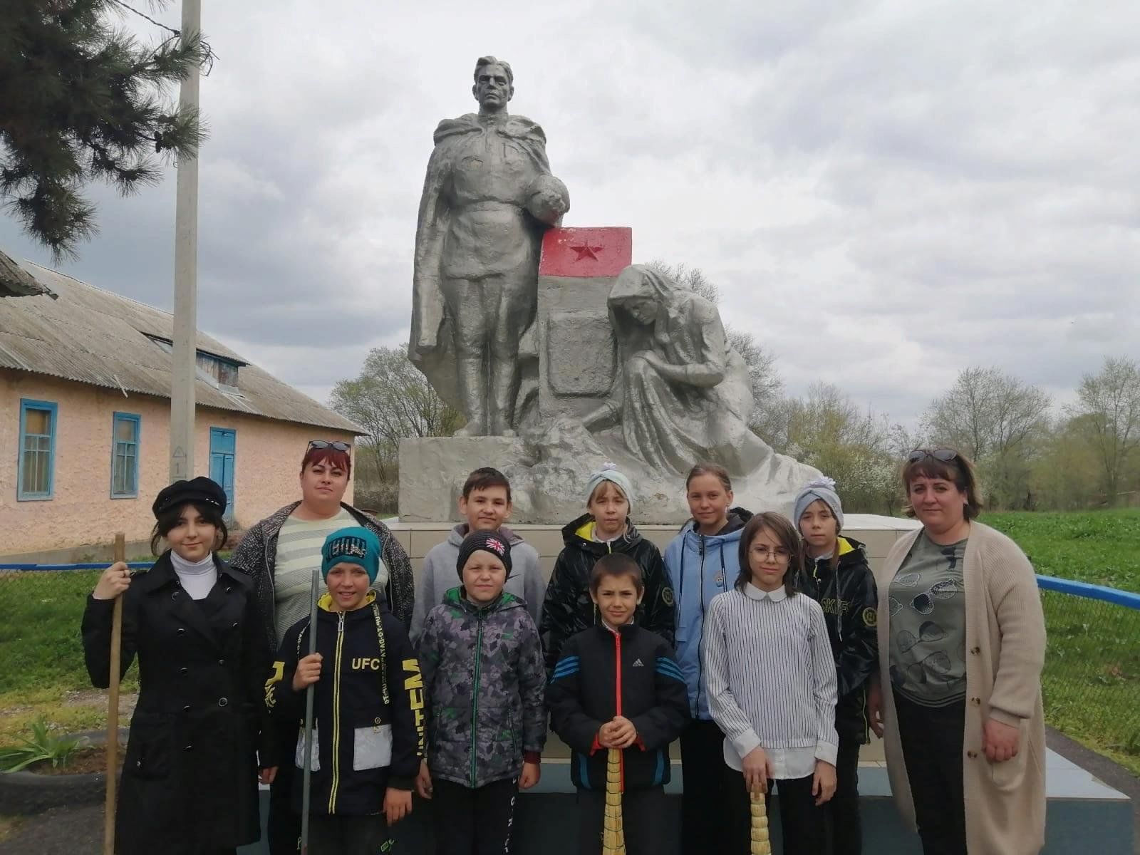 Погода в новосредненском. Волонтёры моют памятники.