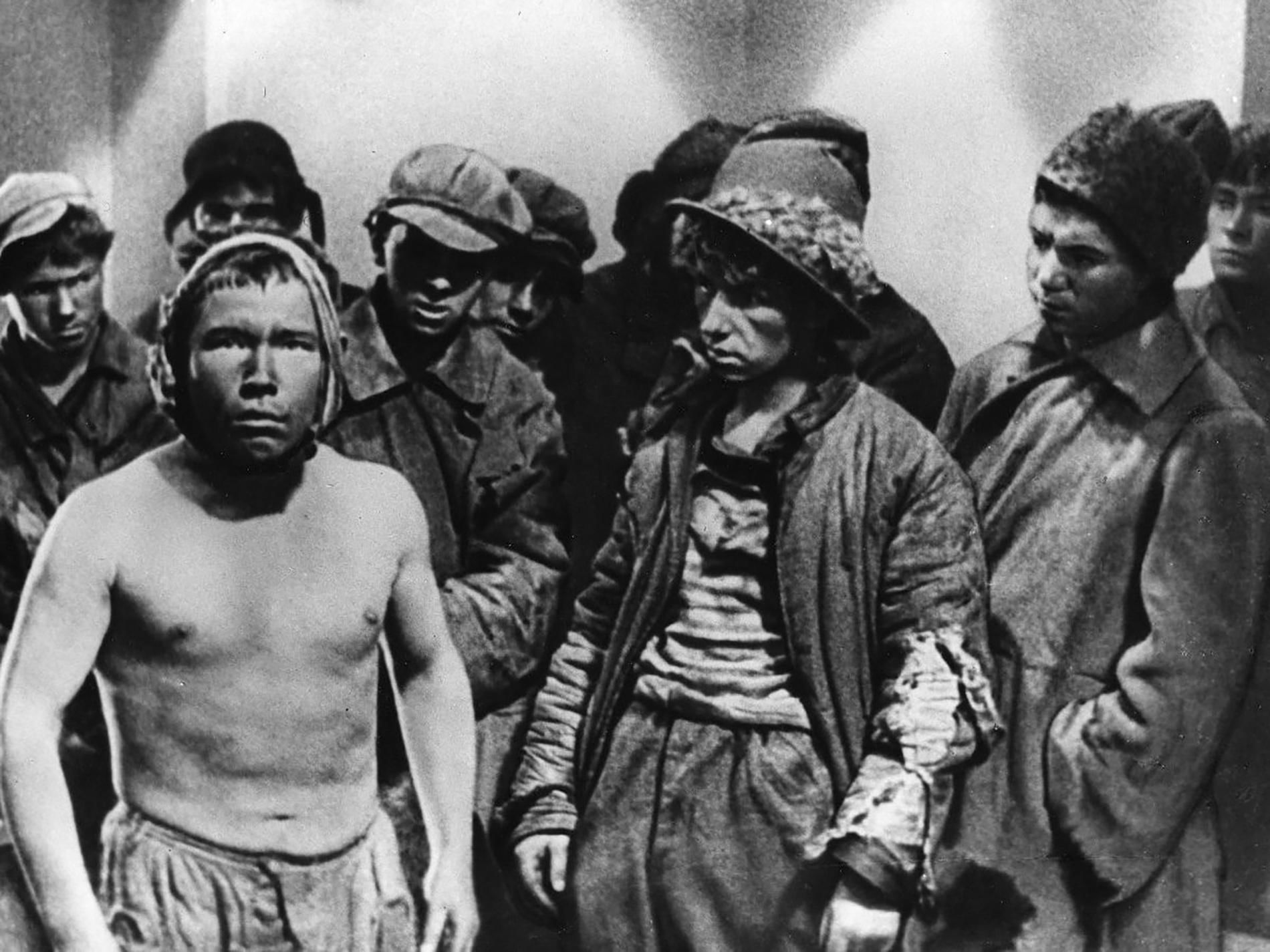 Впервые советские. Путевка в жизнь Николая ЭККА 1931. Николай Экк путевка в жизнь. Кадры из фильма путевка в жизнь 1931. Василий Маркелович Пронин.