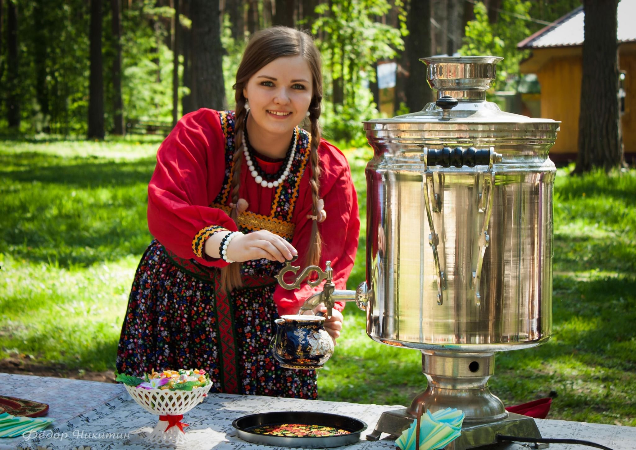 Девушка с самоваром. Самовар. Самовар на современной кухне. Русская красавица с самоваром.