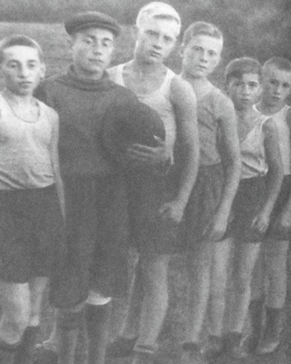 Юрий Визбор (третий слева) в футбольной команде пионерского лагеря. 1947. Иллюстрация из книги Юрия Визбора «Стихотворения и песни. Сочинения в двух томах». Москва: Издательство «Локид», 1999