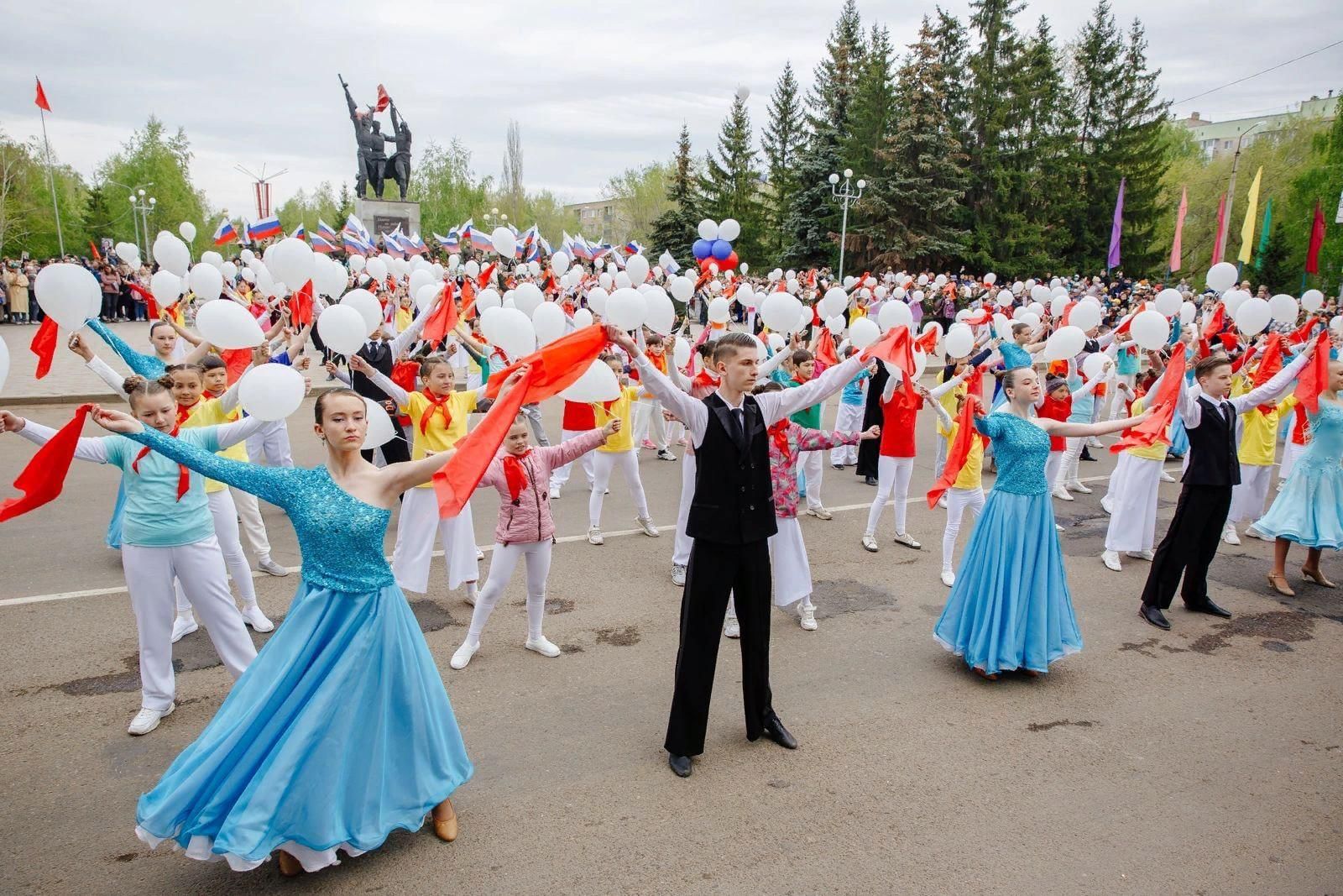 Концерты мелеуз. Городской дворец культуры Мелеуз. ГДК Мелеуз. Танцевальный фейерверк. Танцевальный фейерверк афиша.