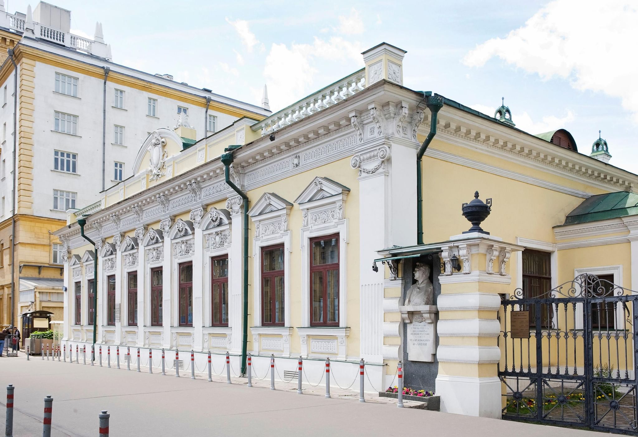 Здания музеев фото. Дом-музей Шаляпина в Москве. Дом музей Федора Шаляпина Москва. Дом Шаляпина в Москве на Новинском. Музей Шаляпина в Москве на Новинском бульваре.