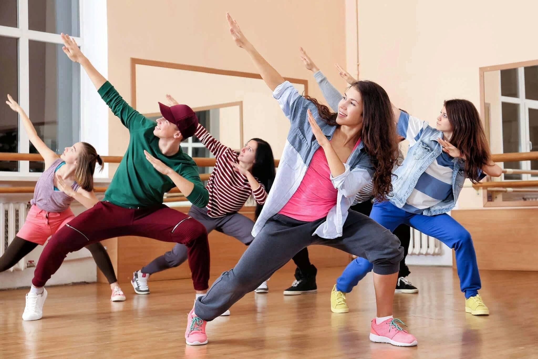Активности мастер классы. Современные танцы. Подростки танцуют. Аэробика для детей. Танцы современные для подростков.
