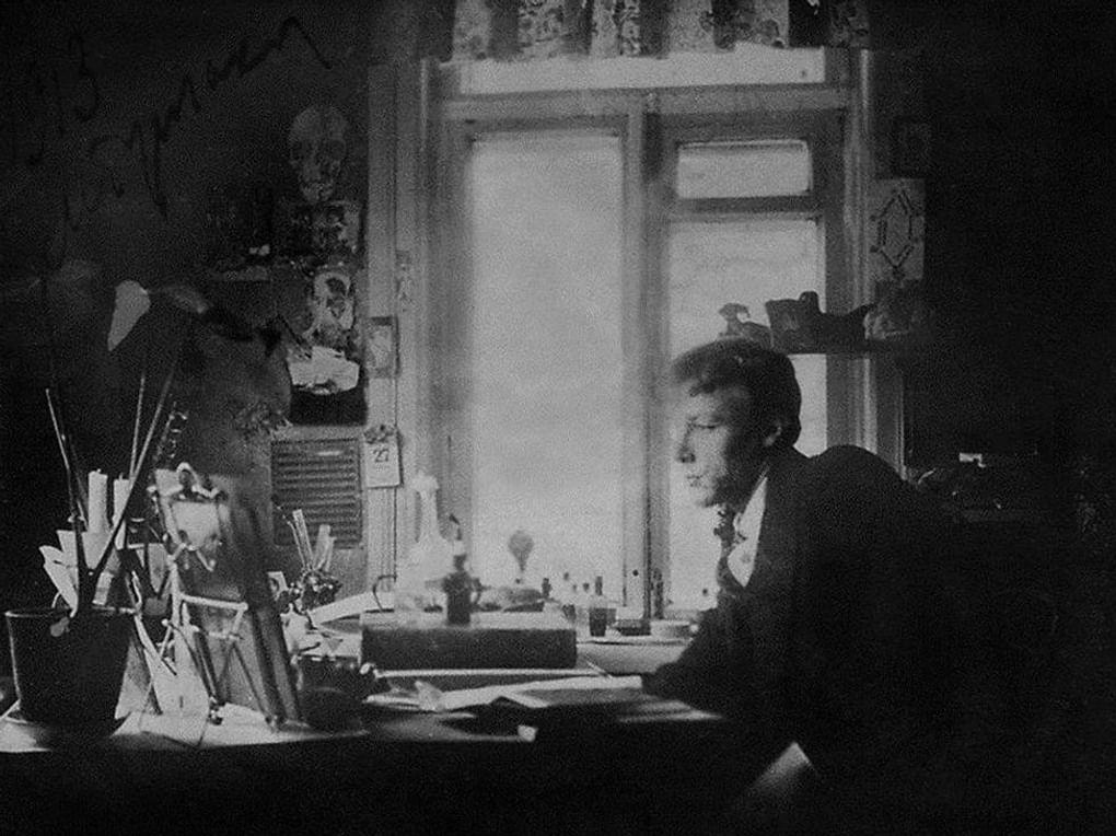 Михаил Булгаков в своей комнате (врачебном кабинете). Киев. 1913. Фотография: Николай Булгаков / nasledie-rus.ru