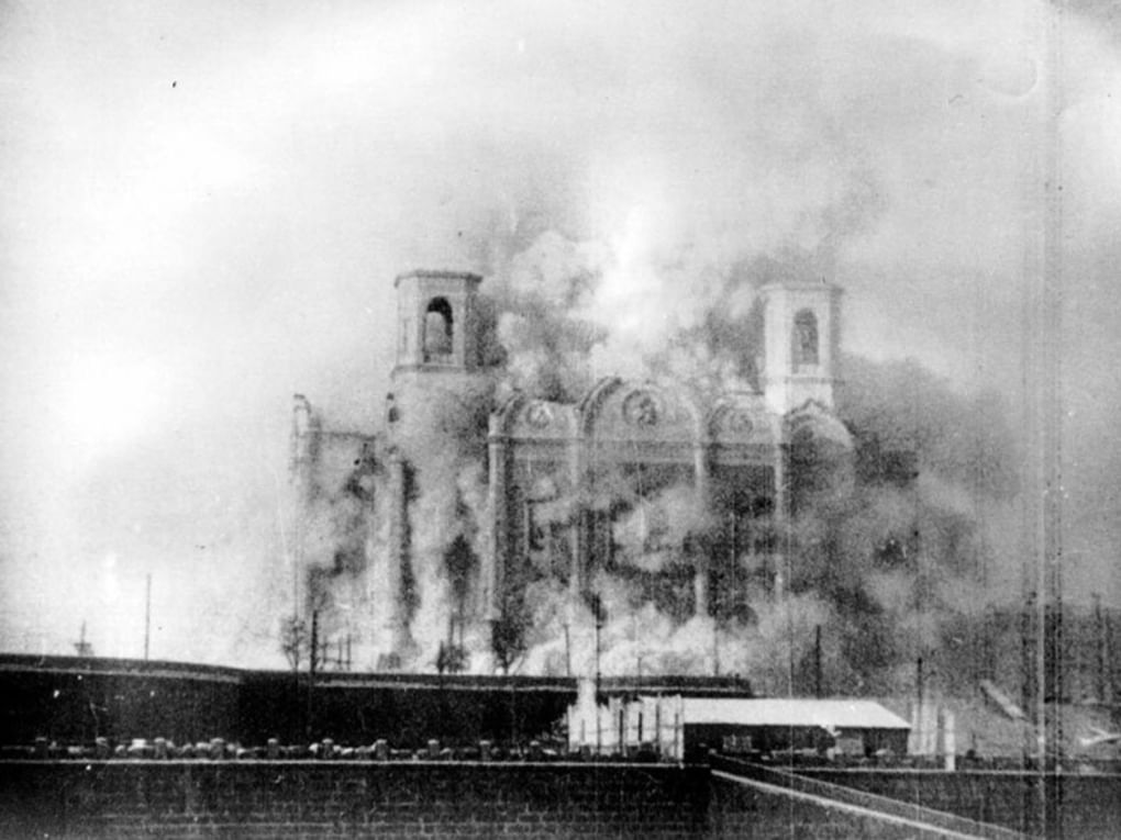 Взрыв храма Христа Спасителя. 5 декабря 1931. Москва. Фотография: bessmertnybarak.ru