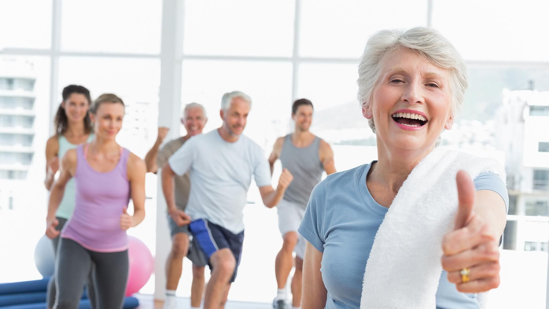 Долголетие и физическая культура. Активный образ жизни. Пожилые люди. Пенсионеры занимаются спортом. Здоровый человек.