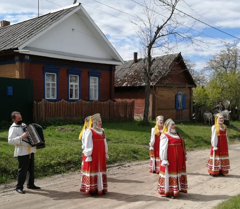 В суражском районе в день вознесения отмечается. Фольклорный ансамбль Жемчужина Сураж Брянская область. Население Суражского района Брянской области. Сураж (Суражский район). Сураж Брянская область население.