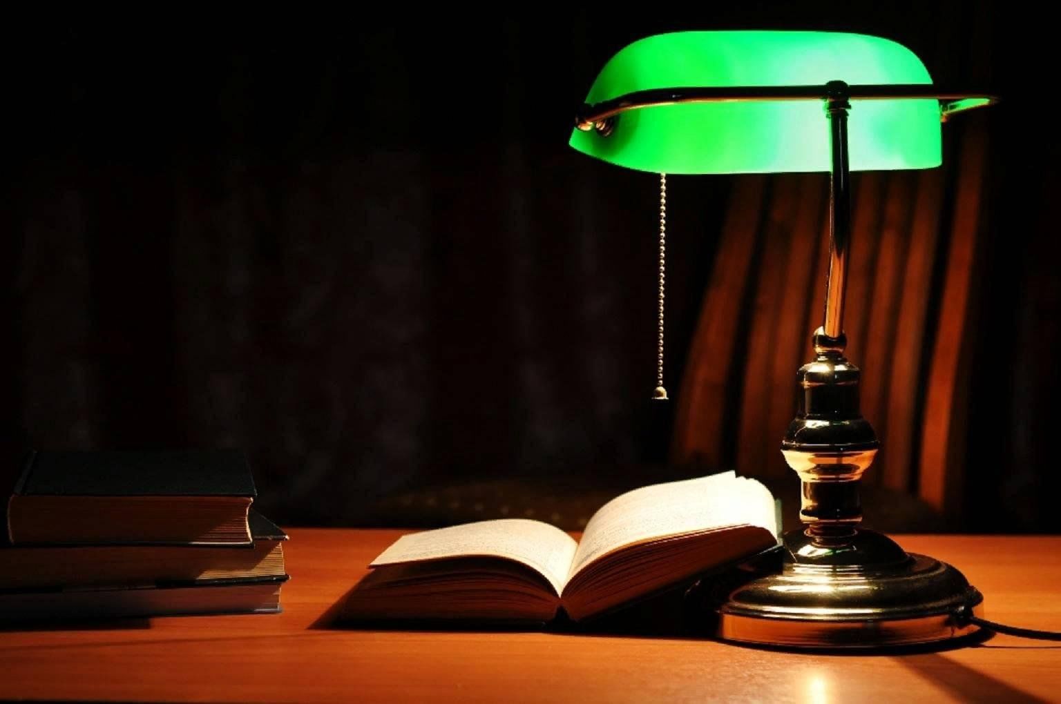 Зеленая лампа и грязный стол