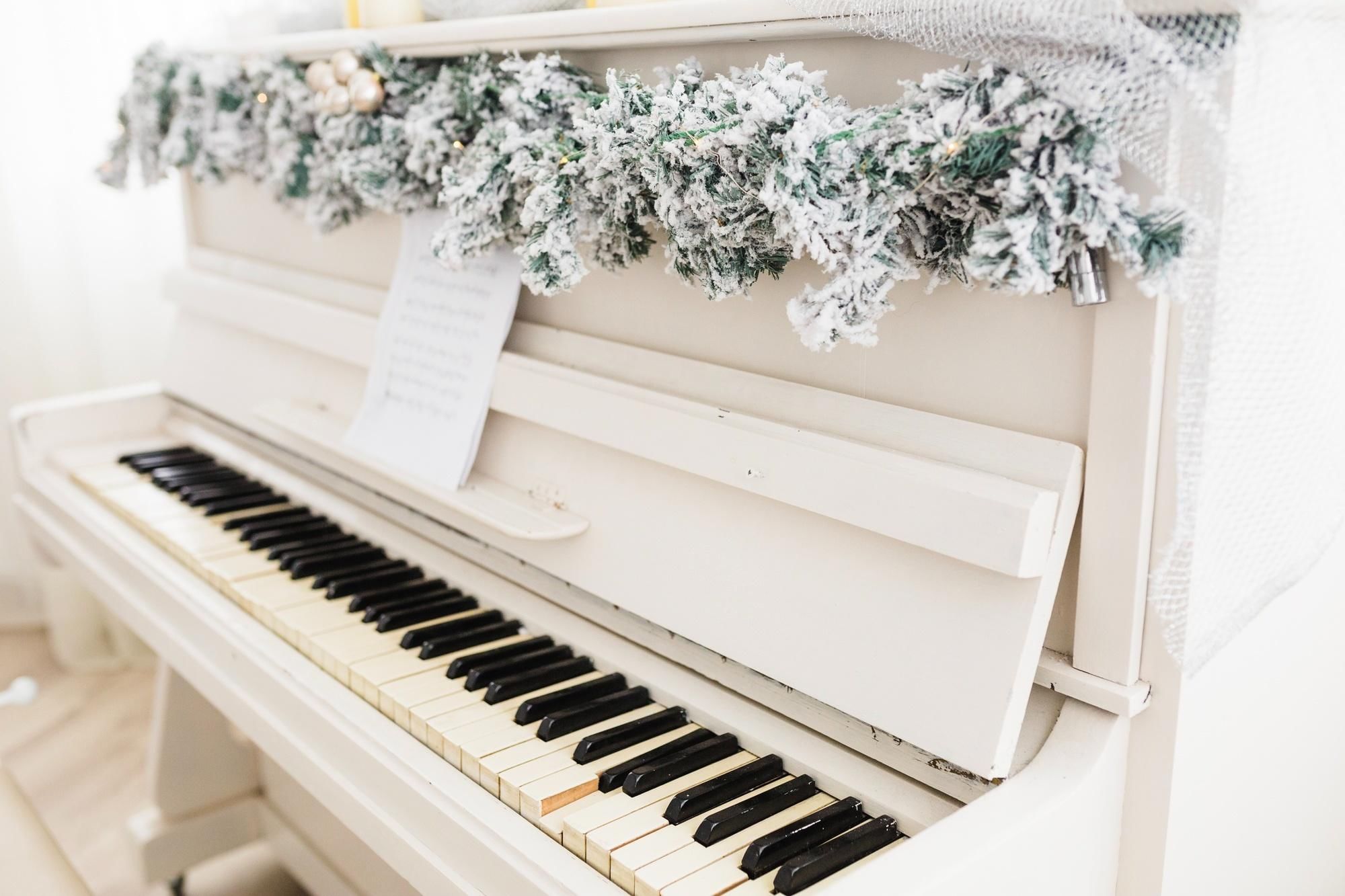 Snow piano. Фортепиано. Фотозона с пианино. Белое пианино. Фортепиано зима.