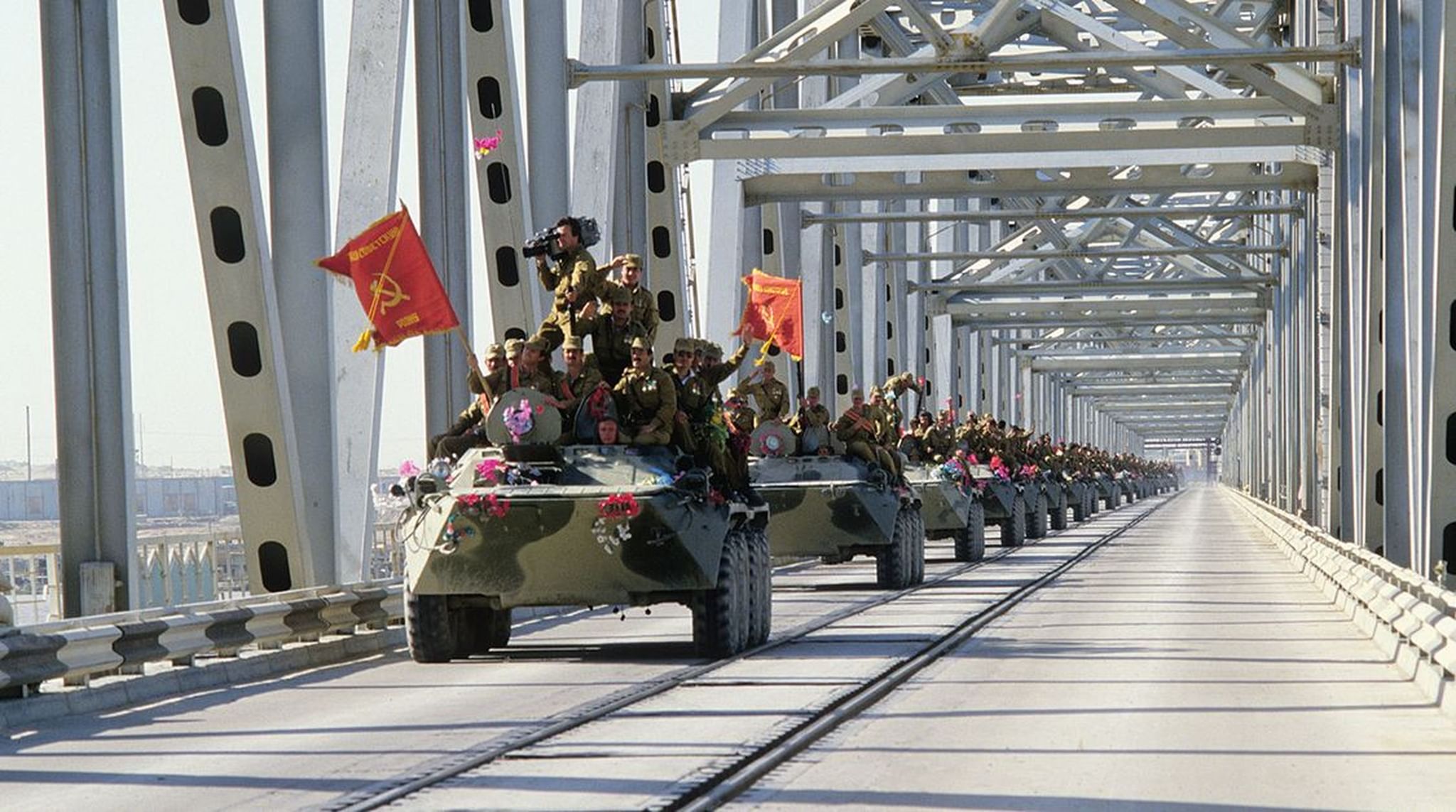 Вывод войск дата. Мост дружбы Афганистан 1989. 15 Февраля день памяти воинов интернационалистов. Мост дружбы Афганистан Узбекистан. Вывод войск из Афганистана 1989.