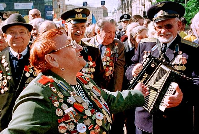 Поет в туалете день победы