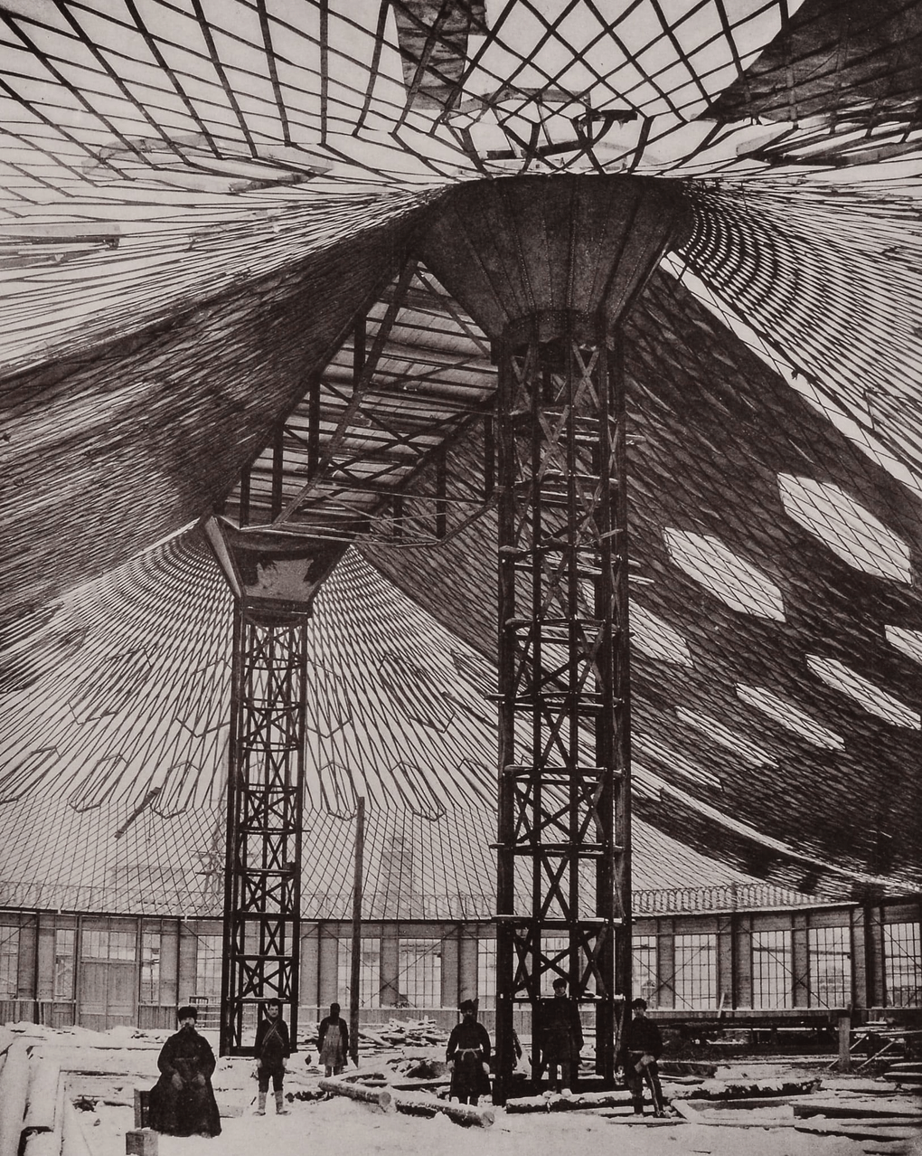 Овальный павильон фабрично-заводского отдела в процессе покрытия сетки кровлей на Всероссийской промышленной и художественной выставке в Нижнем Новгороде. Инженер Владимир Шухов. 1895 год. Фотография: Архив Российской академии наук, Санкт-Петербург
