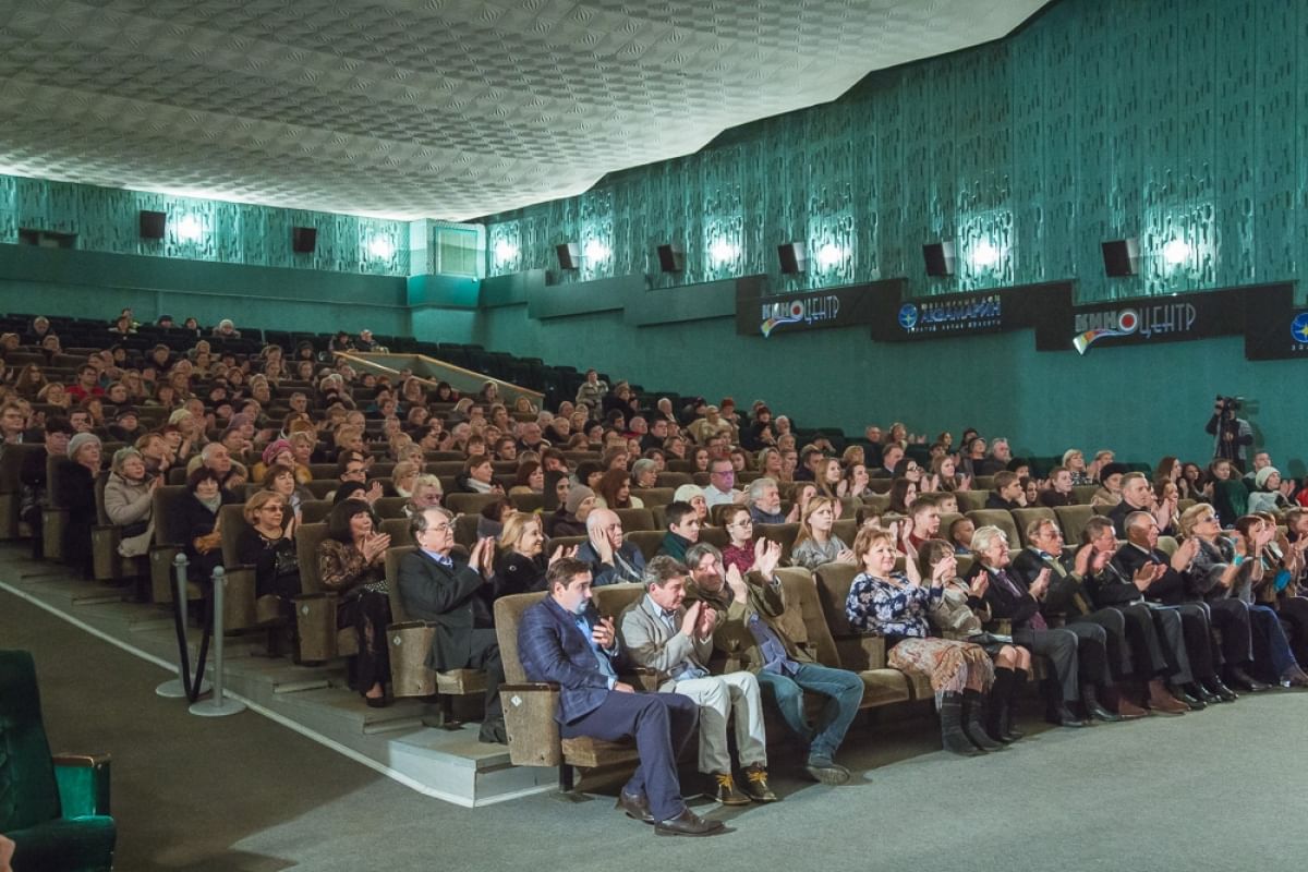 Телефон кинотеатра новгород. Кинотеатр Россия Великий Новгород. Киноцентр Великий Новгород. Кинотеатр Русь Великий Новгород.