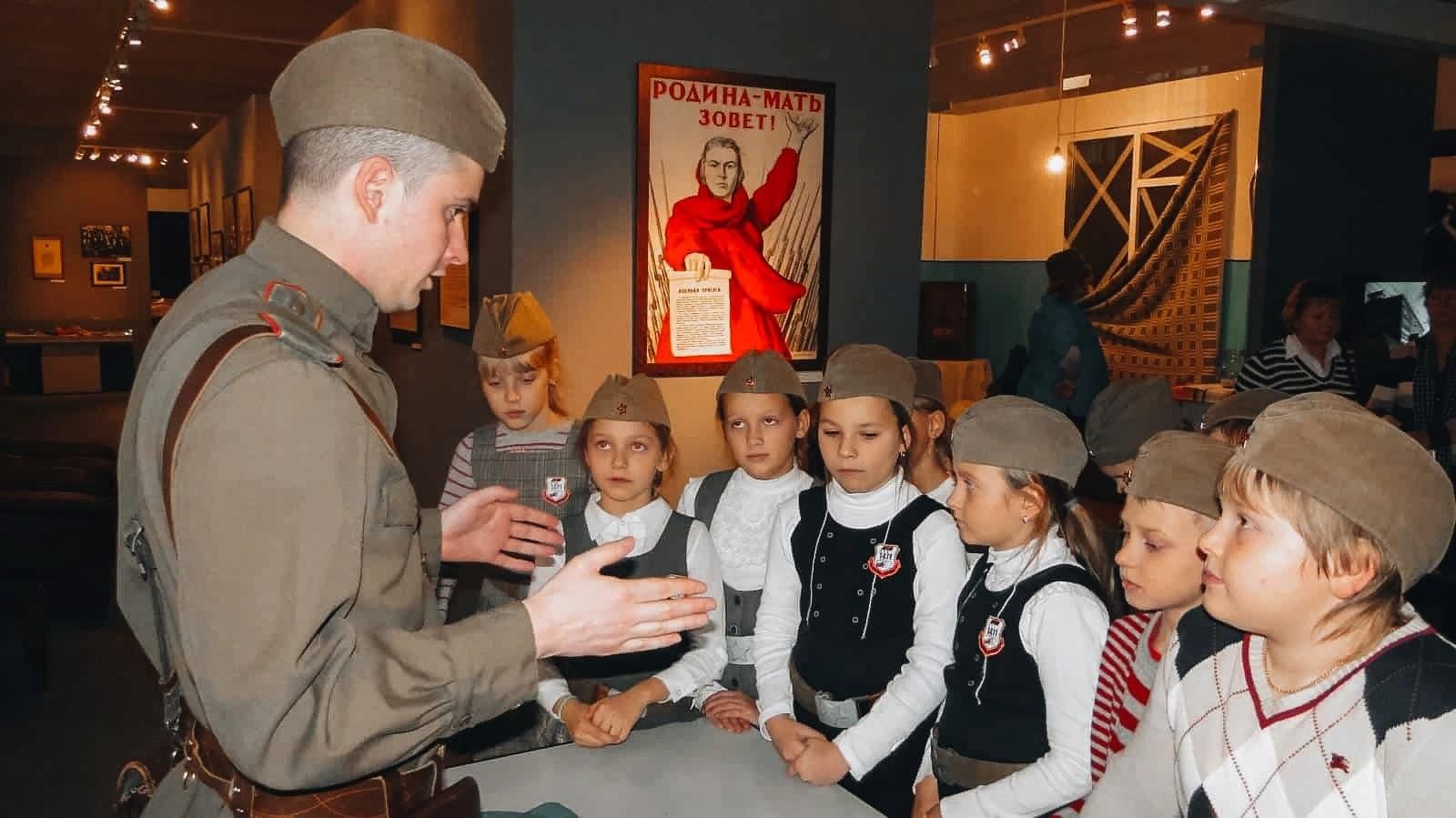 Первая экскурсия. Экскурсия в военный музей. Военно-патриотические экскурсии. Дети в музее на экскурсии ВОВ. Поход школьников в музей.