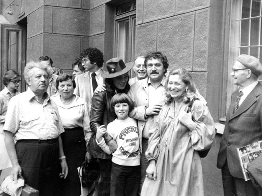 Проводы Василия и Майи Аксеновых (в центре) в эмиграцию. 22 июля 1980. Фотография: etazhi-lit.ru