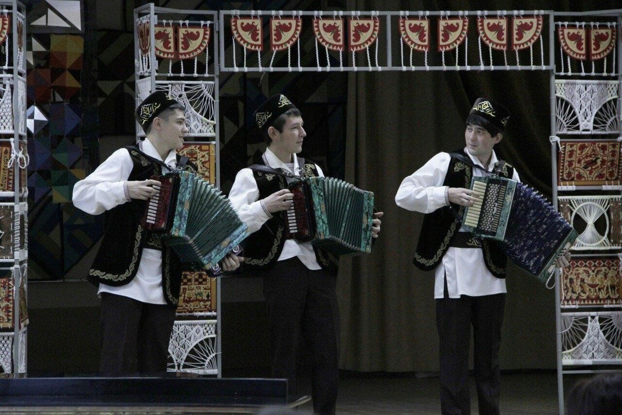 произведение для хора солистов и оркестра. концерт «чайковский-рахманинов jazz». крупное вокально инструментальное произведение. пение романса. хоровое пение без музыкального сопровождения.