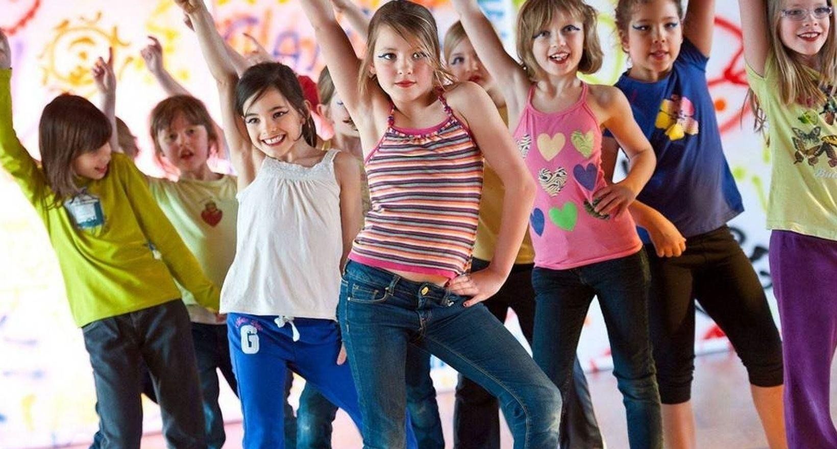 Танцы детей праздник. Дети в лагере. Танцевально-игровая программа. Дети на дискотеке в лагере. Дискотека для подростков.