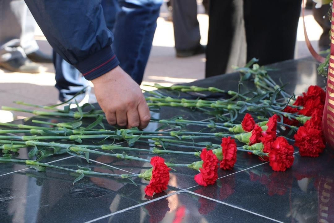 Подвиг жив. День памяти погибшим. Память погибшим героям. Сабинский район вечный огонь. Российский солдат память.