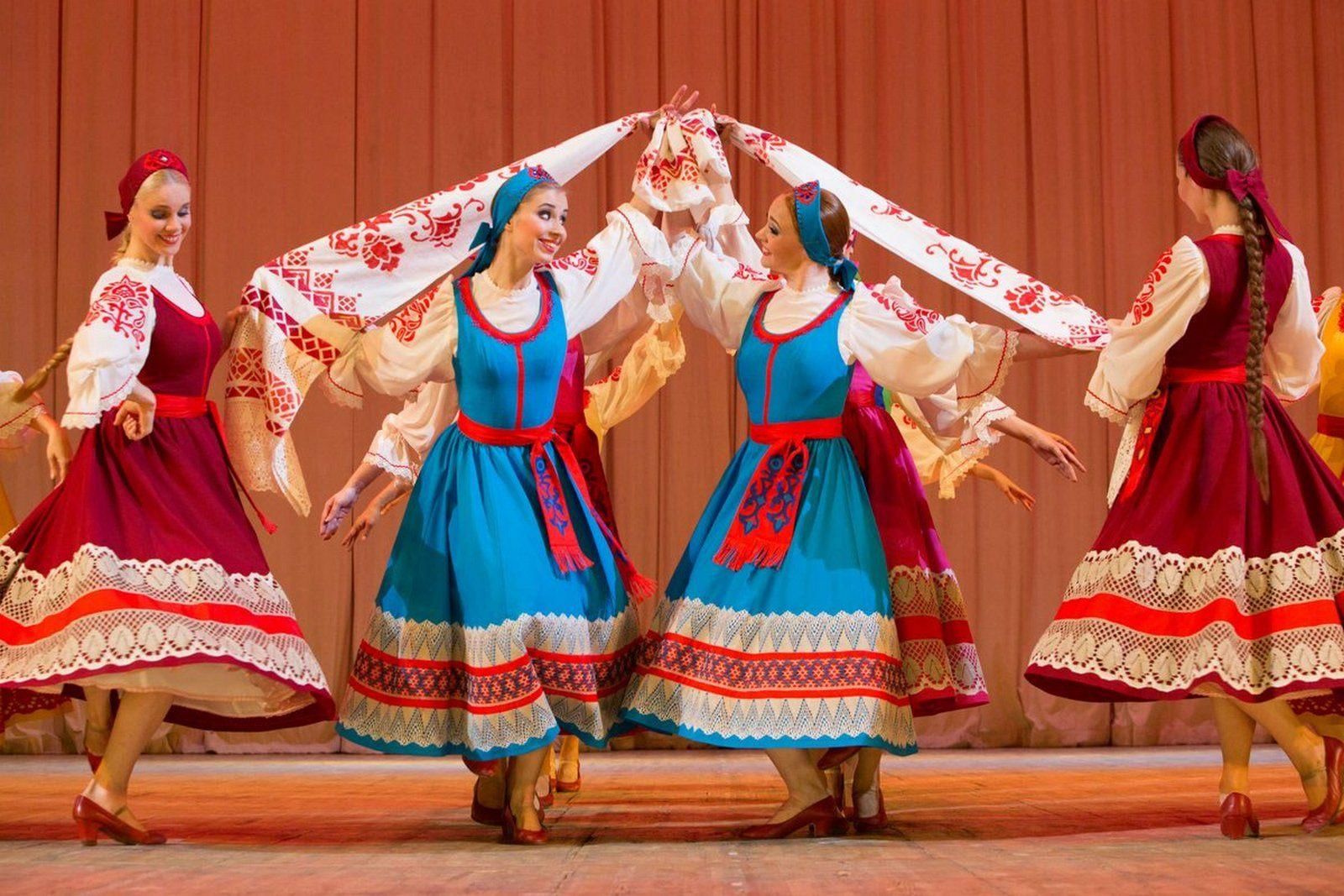 Изображение русских народных танцовщиков в народной одежде, исполняющих запоминающиеся фигуры в неподдельном восторге