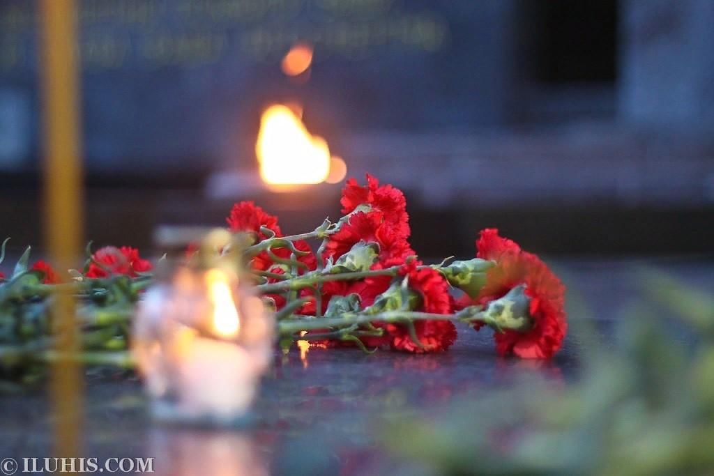 Песни в день траура. Памяти погибших. Памяти погибших воинов. Цветы погибшим.