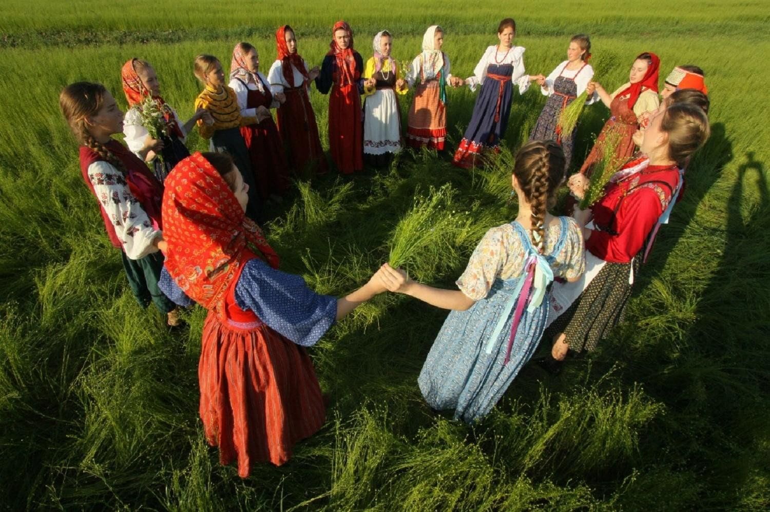 Народное фольклорное песни. 15 Июня Вьюн зеленый народный праздник. Петровские смотрины 2018. Хоровод. Хороводы на Руси.