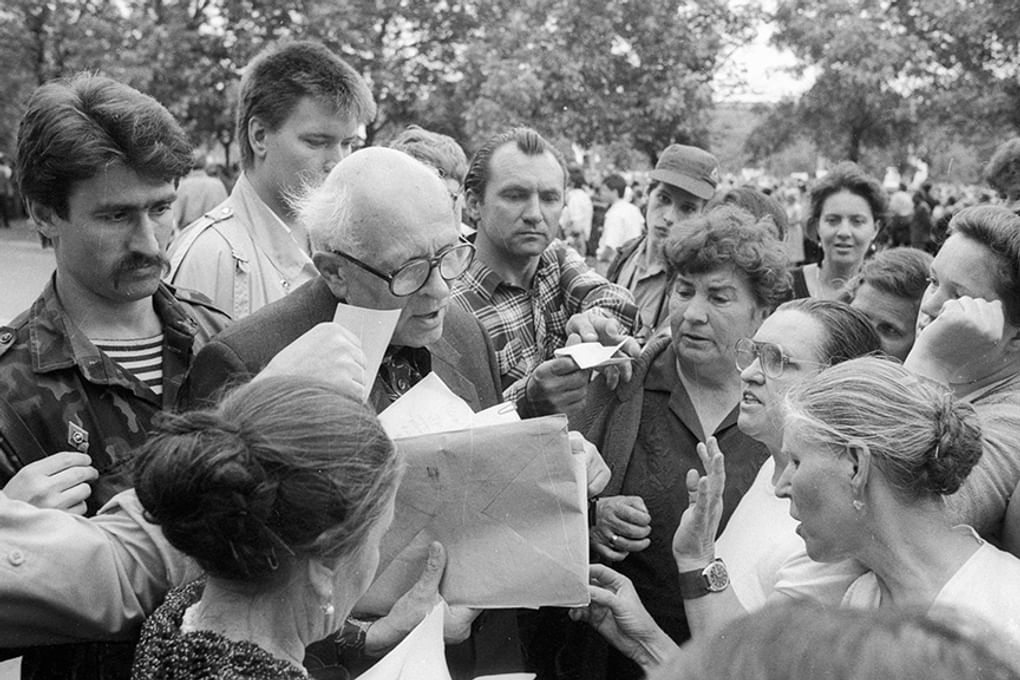 Андрей Сахаров (слева) беседует с избирателями в дни работы I съезда народных депутатов СССР. Фотография: moslenta.ru