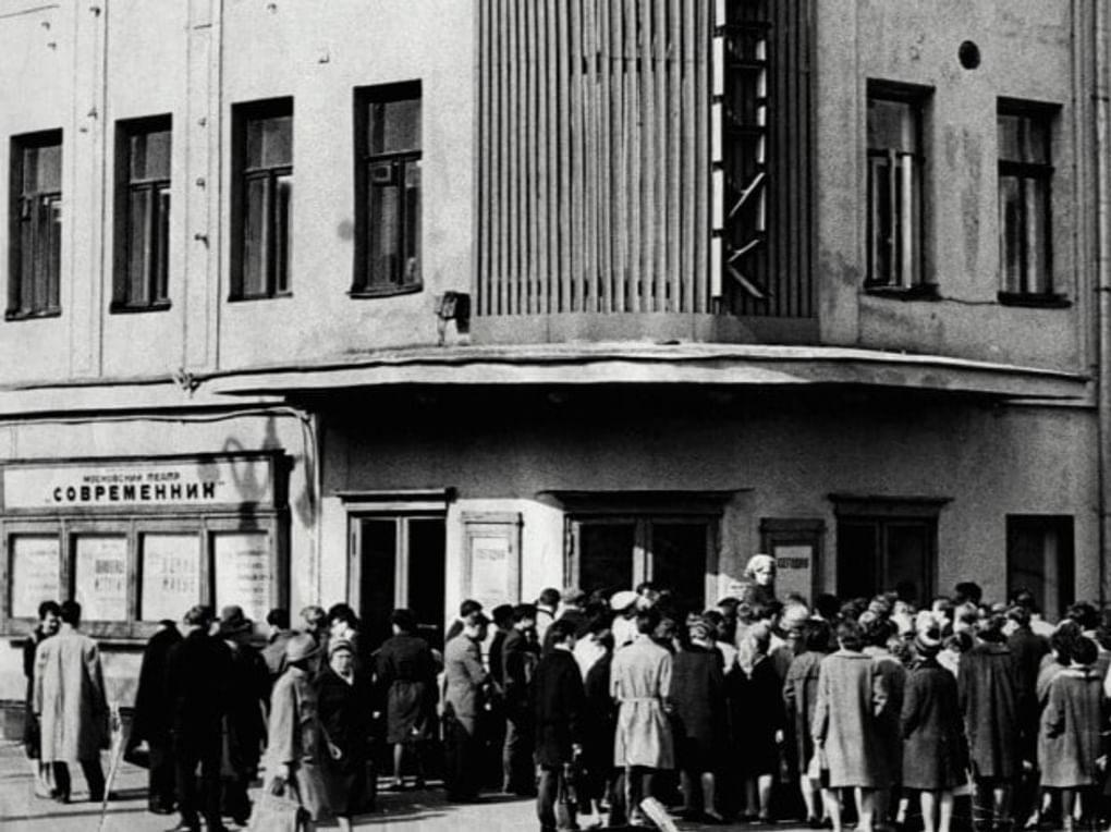 Очередь за билетами в первом доме театра «Современник» на площади Маяковского. Москва. Иллюстрация из книги Марины Райкиной «Галина Волчек. Как правило вне правил». Москва: издательство «Новое литературное обозрение», 2019