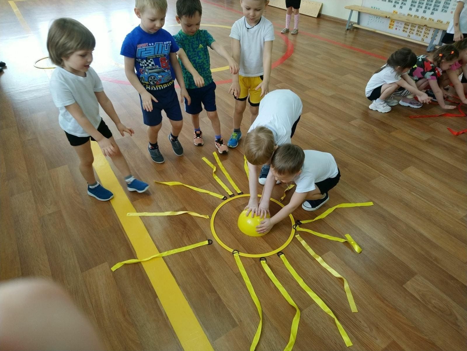 Физкультурное развлечение в старшей. Спортивное развлечение в детском саду. Спортивные развлечения в ДОУ. Развлечения по физической культуре в детском саду. Физкультурное развлечение в детском саду.